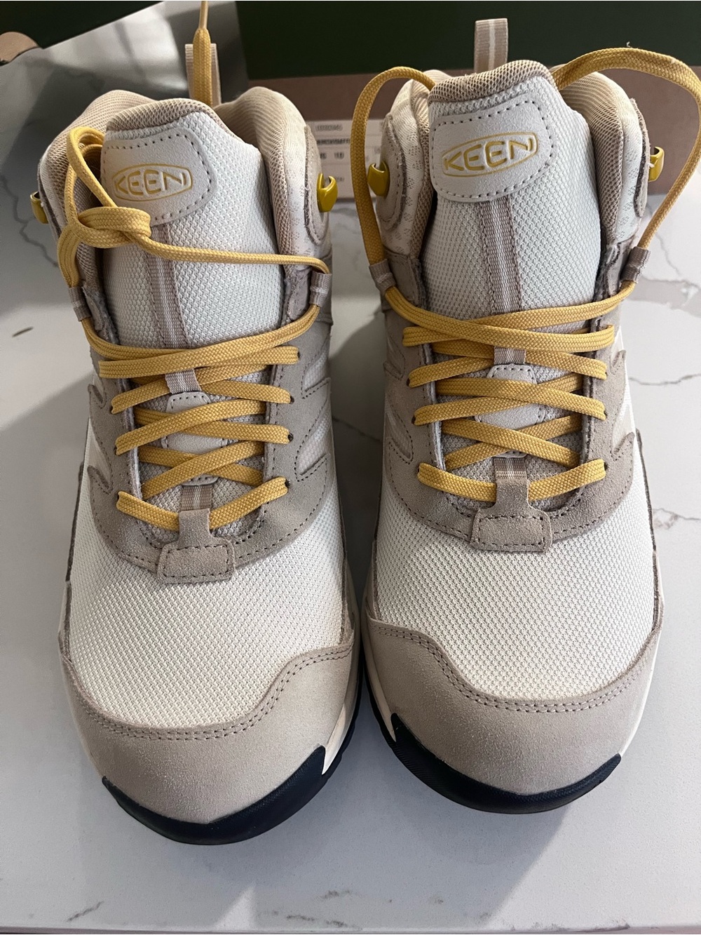 NWT Keen hightrail mid hiking boots Women's Box in Birch and Daffodil size 10
